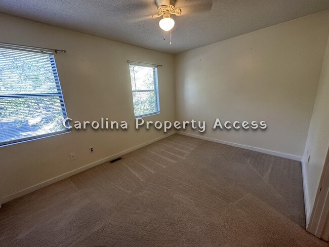Building Photo - 213 Cedarwood Ln