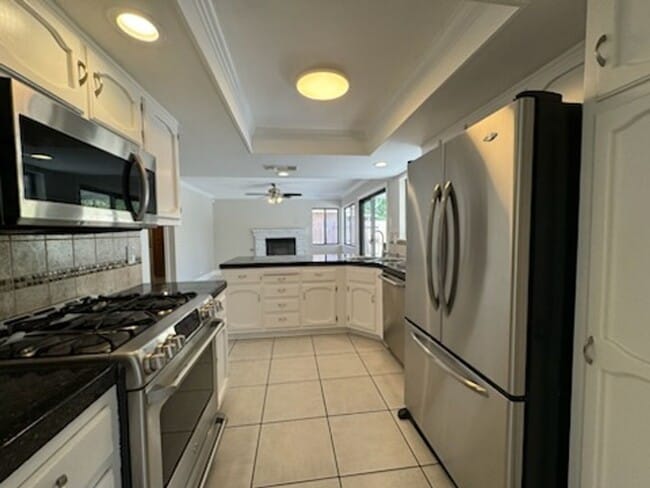 Building Photo - Please contact Vaughn Realty to set up an ...