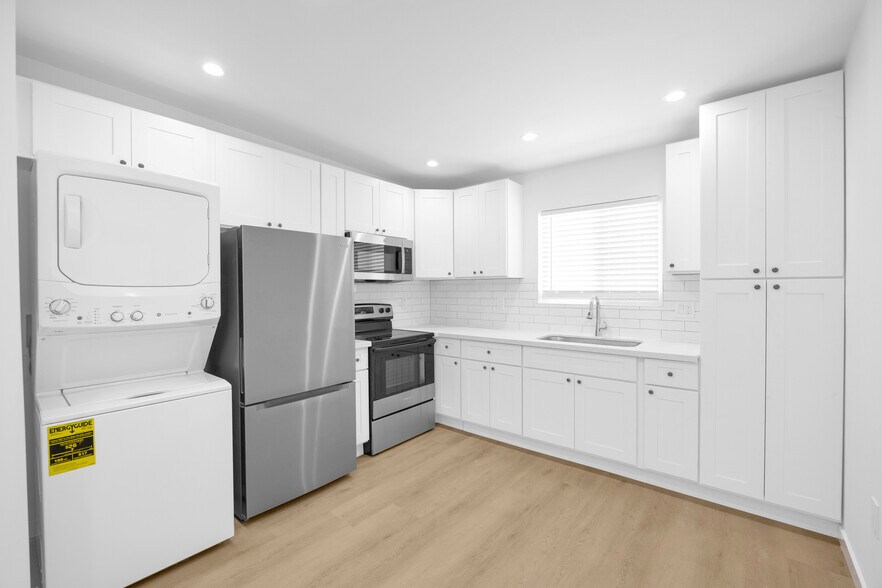 Building Photo - 2210 Pine Ave