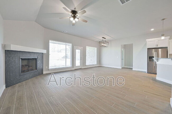 Building Photo - 2140 N Everest Ave