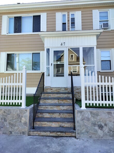 Building Photo - 47 Cottage St