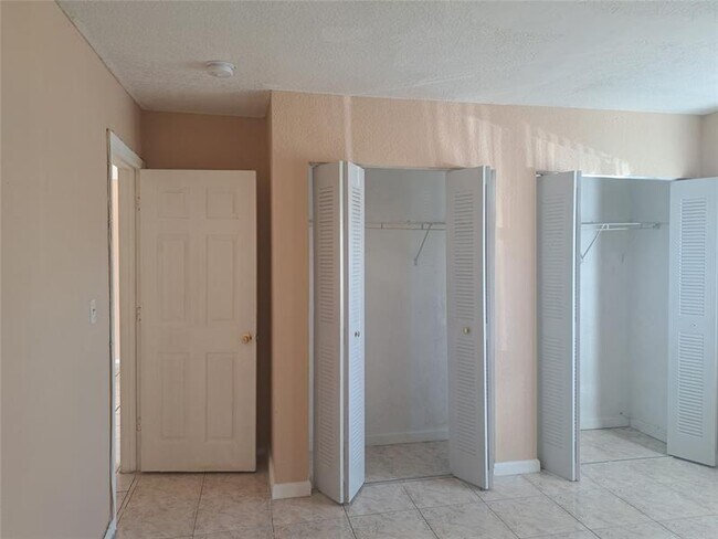 Building Photo - 4070 NW 30th Terrace