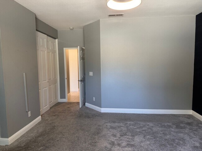 Building Photo - Clean Updated 3 Bedroom 2 Bathroom 1527 Sq...