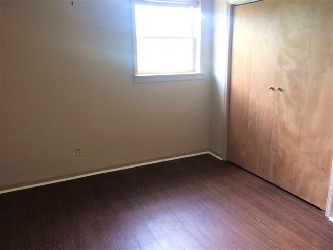 Building Photo - 2 Bedroom / 1 Bath Apartment Johnson City, TN