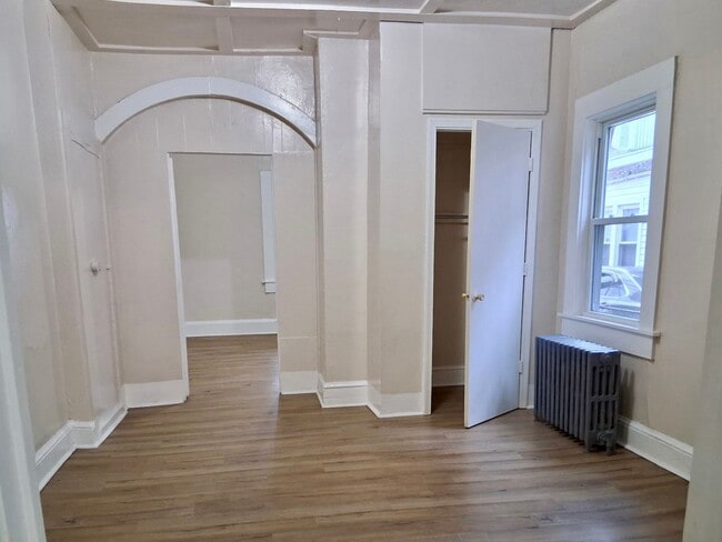 Building Photo - 325 N Laurel St