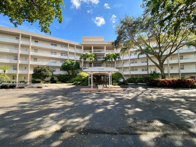 Building Photo - 3800 Oaks Clubhouse Dr