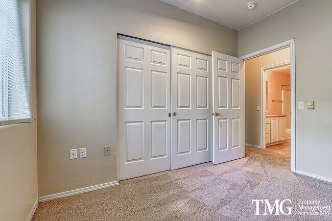 Building Photo - 2br/2ba single level condo with garage & W/D near Nike / Intel / St. Vincent Hospital  **MOVE IN ...