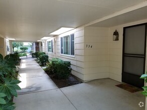 Building Photo - 2bd/2ba Tri-plex!