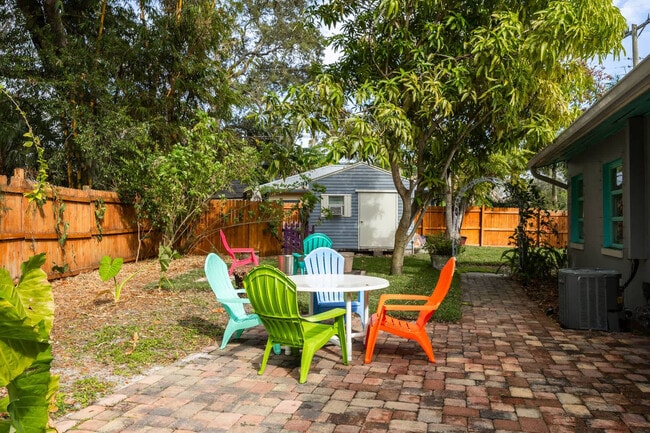 Building Photo - 214 Lucerne Dr