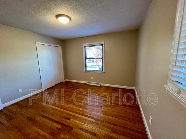 Building Photo - 528 Carolina Ave N