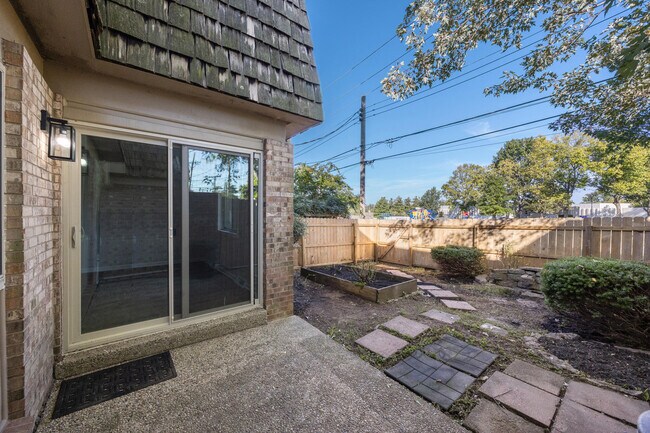 Building Photo - 3368 Montavesta Rd