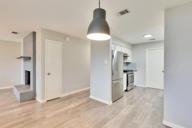 Building Photo - 2203 E Stassney Ln