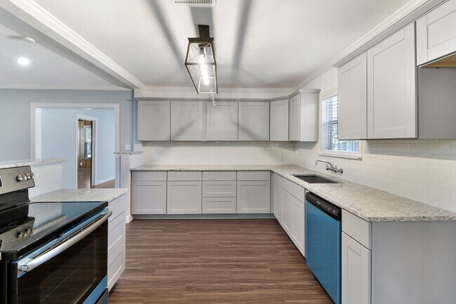 Building Photo - Completely Renovated Home Less Than 1 Mile From TCU