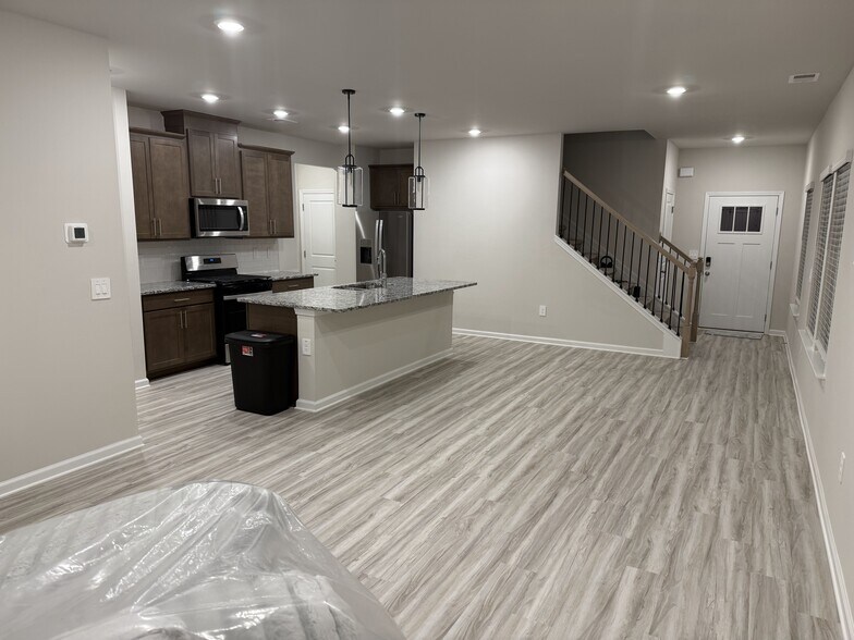 Building Photo - 2044 Avalon Rdg