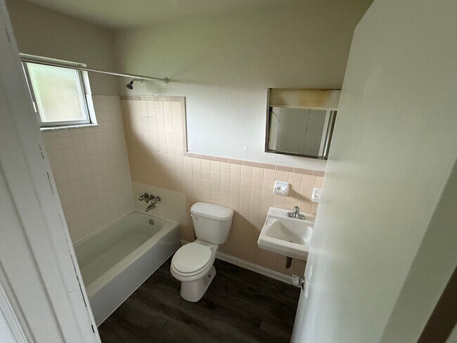 Building Photo - Discover Unmatched Convenience in a Prime Location in your 1 BR, 1BA Apartment! Hablamos Espanol!