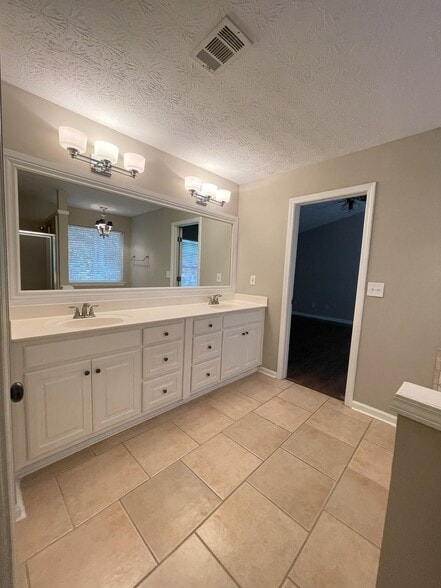 Building Photo - 3790 Oak Park Dr