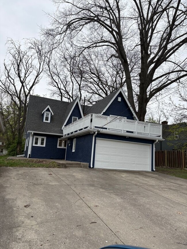 Building Photo - Butler Beauty on the Knoll!  6BR/3BA ready to go for next school year.