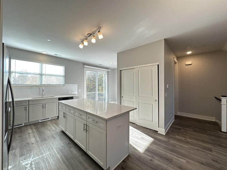 Building Photo - 615 Broadway St