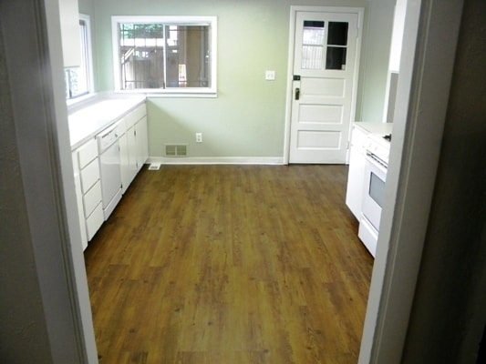 Building Photo - Adorable home with nice amenities!  yard, carport, Walk to shops & Bus!