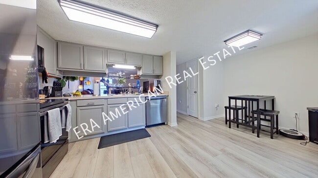 Building Photo - 5 Chatelaine Cir SE