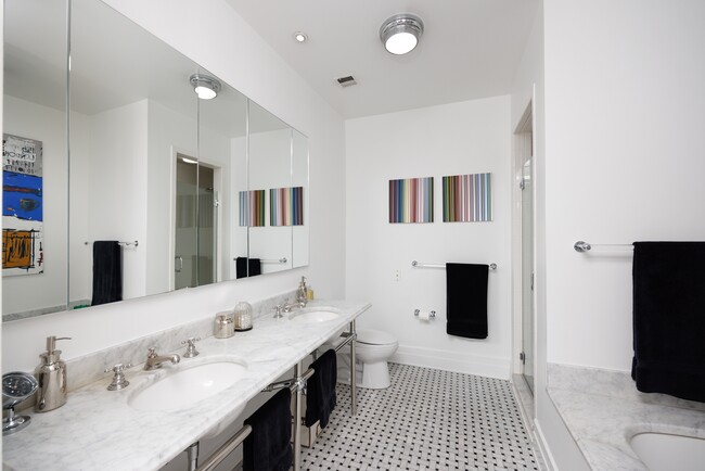 Building Photo - STUNNING DUMBO LOFT