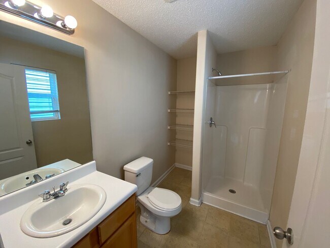 Building Photo - BRIDGEWATER HOME WITH FENCED IN YARD! PRE-...