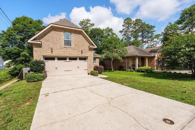 Building Photo - UPCOMING LISTING-CUSTOM BUILT HOME IN PINEHURST