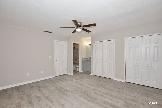 Building Photo - Beautiful 2/2.5 Spacious Duplex with an Op...