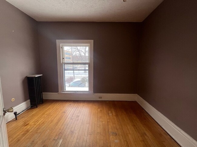 Building Photo - Adorable Two Bedroom Upper in Heritage Hill!