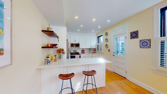 Building Photo - Top Floor Fully Furnished 1,000 Square Foot One Bedroom Plus Den in Kalorama