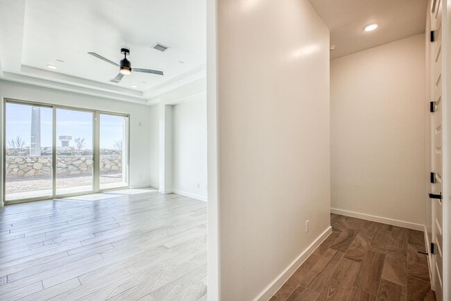 Building Photo - Beautiful East side House 4 bed-2.5 baths, part of The Overlook Casa Club that includes Swimming ...