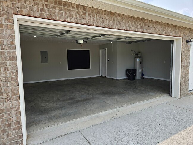 Building Photo - 2676 Delong St