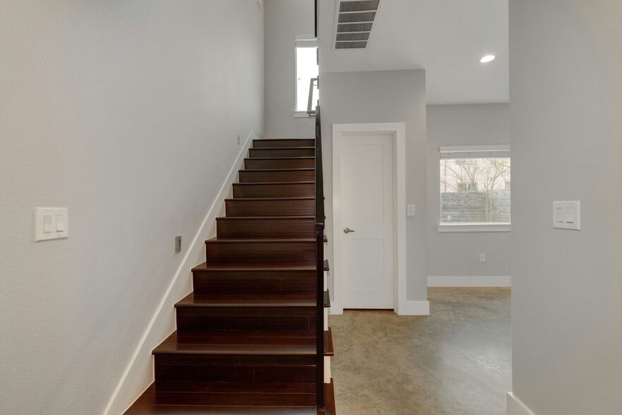 Building Photo - 6902 Carver Ave