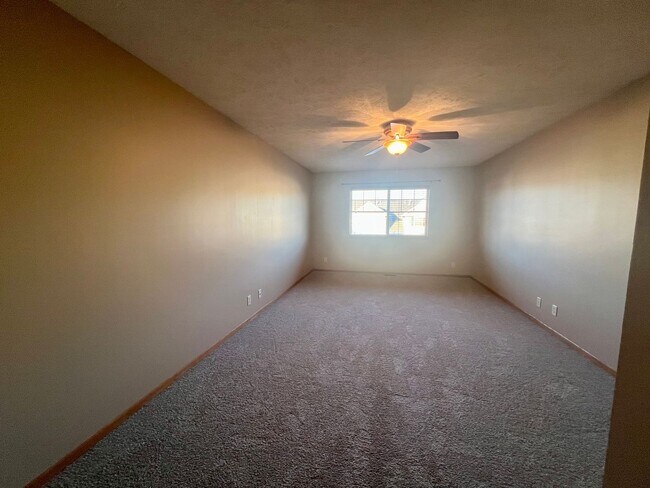Building Photo - **AVAILABLE SOON**Beautiful 3 bed townhome off 84th & Holdrege