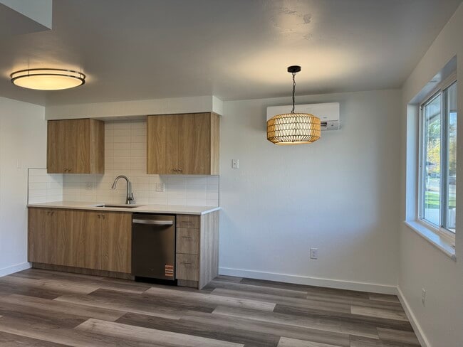 Building Photo - 903 Sunny Ln