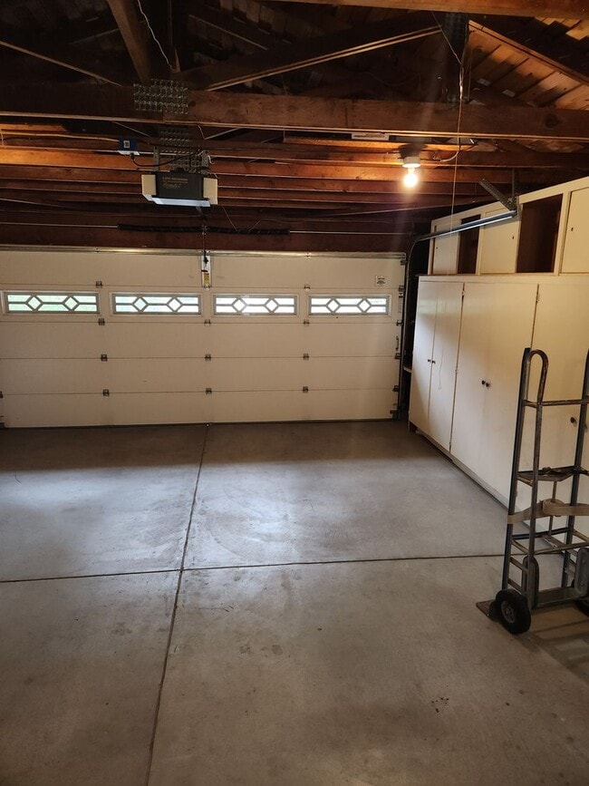 Building Photo - Lovely Home in Oakmont 55+ Senior community