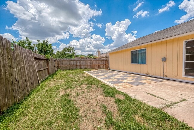 Building Photo - 12055 Fairpoint Dr