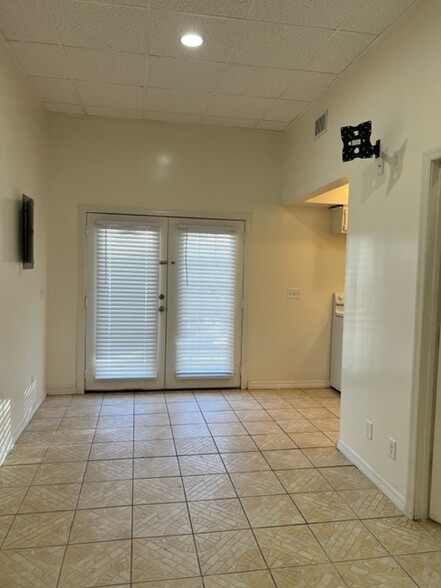 Primary Photo - 205 W King St