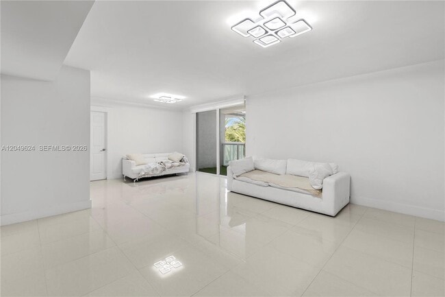 Building Photo - 2457 Collins Ave