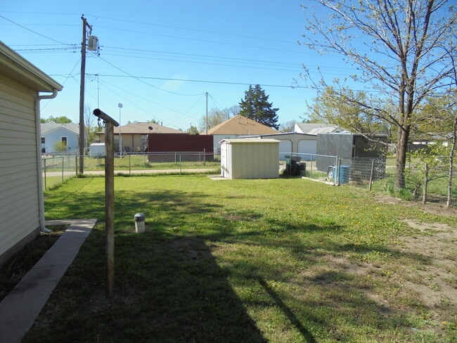 Building Photo - 3 Bedroom, 2 Bathroom House with Detached Garage