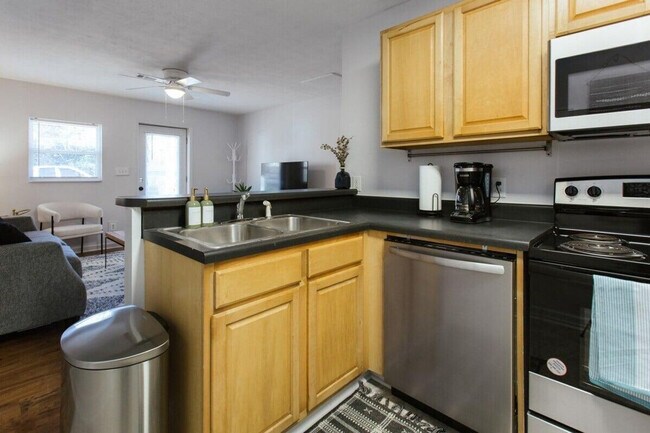 Building Photo - 672 Barber St