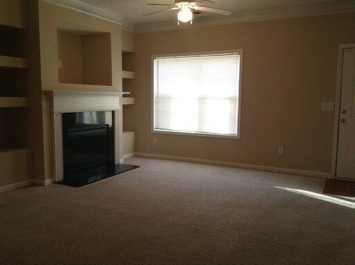 Building Photo - Available Now! 3 bed, 3 bath!