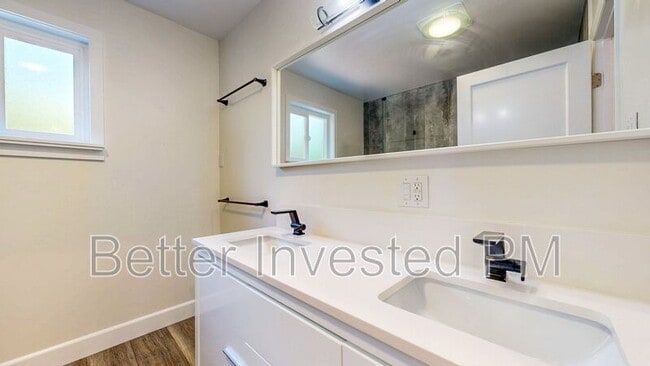 Building Photo - 475 Country Club Dr