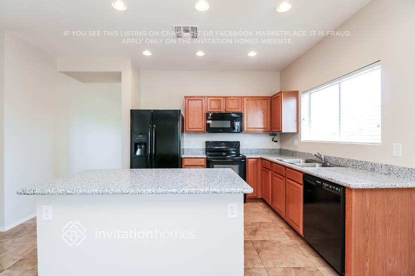 Building Photo - 2757 W San Carlos Ln