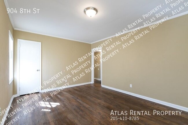 Building Photo - 904 8th St