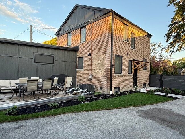 Building Photo - 819 Albion Ave