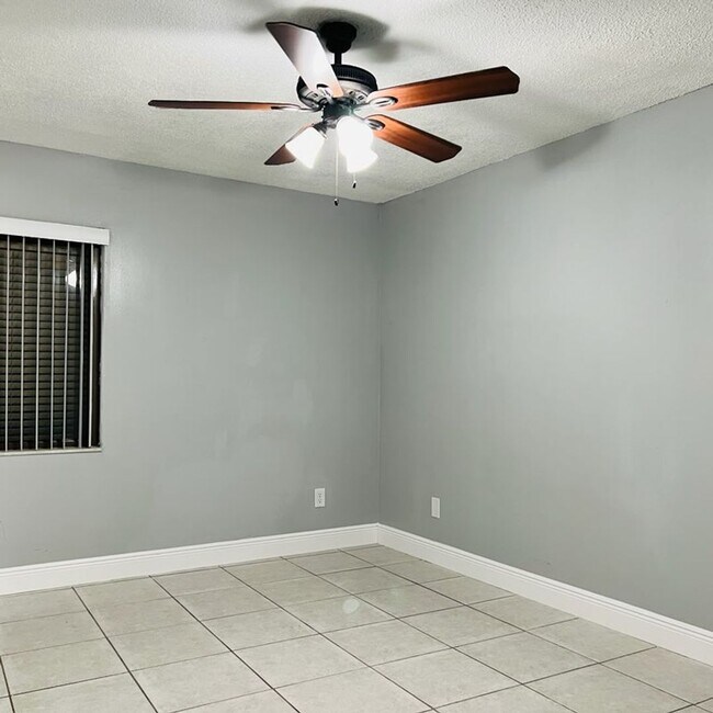 Building Photo - UCF Duplex