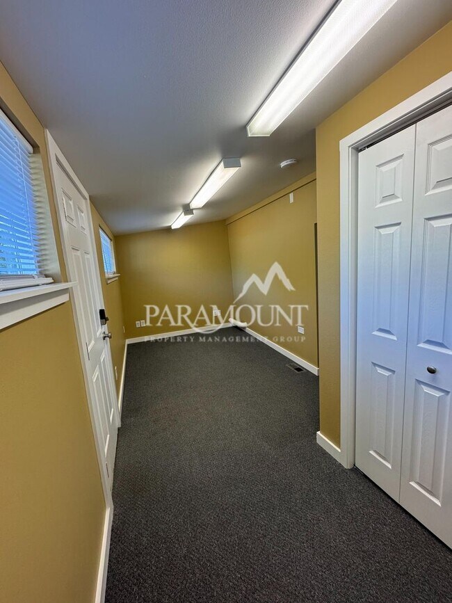 Building Photo - Stunning 3-bedroom, 1-bath home with a water view and fantastic amenities!