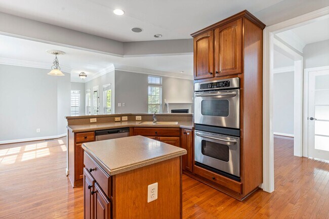 Building Photo - Spacious Home in Port Potomac