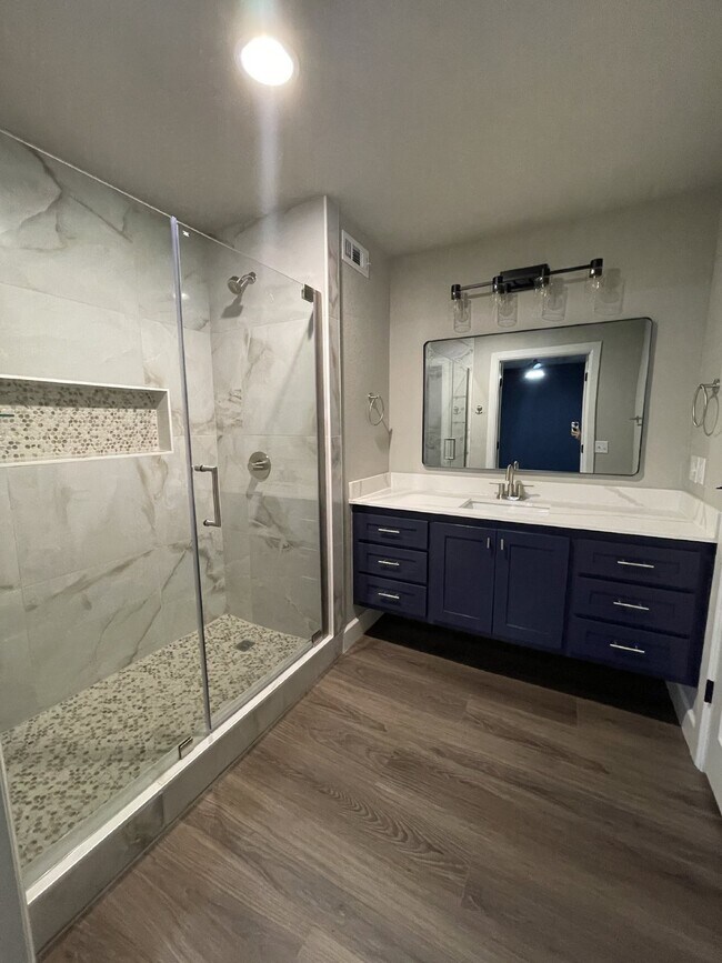 Building Photo - Modern 2 Bedroom Condo